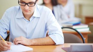 baiat care scrie la simulare istorie bac