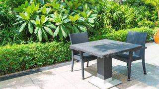 Îți dorești o curte bine îngrijită în permanență dar nu ești cea mai ordonată persoană? Află cum poți avea un spațiu mereu pus la punct fără prea mult efort