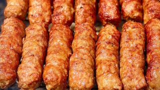 Din ce sunt făcuți, de fapt, micii? Rețeta preparatului diferă de la o măcelărie la alta