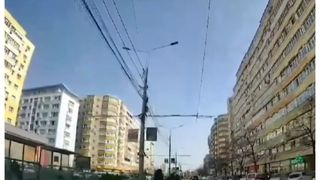 Scene teribile &icirc;n Ploiești! Mașina &icirc;n care se aflau o mamă și un copil, atacată de un individ: "Ajută-mă că nu mai pot!&rdquo;