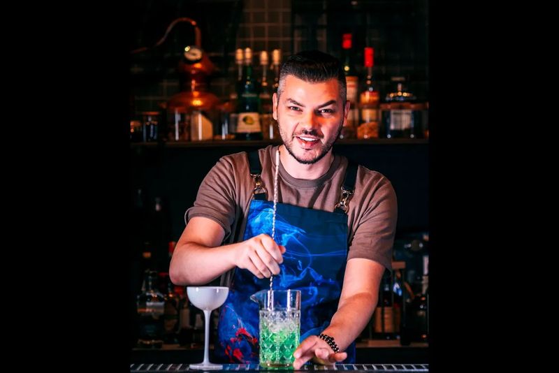 El este singurul român prezent la petrecerea celui mai bogat om din India