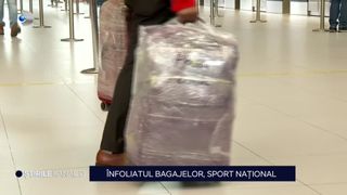VIDEO- &Icirc;nfoliatul bagajelor, sport național &icirc;n Rom&acirc;nia. &Icirc;n timp ce unii &icirc;nfoliază acasă, alții plătesc la aeroport pentru acest serviciu