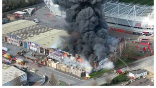 Incendiu uriaş lângă un stadion din Southampton, Marea Britanie. Meciul a fost compromis