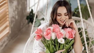femeie care a primit flori de ziua femeii