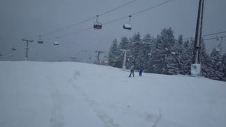 Și &icirc;n stațiunea montană Straja, din Hunedoara ninge puternic