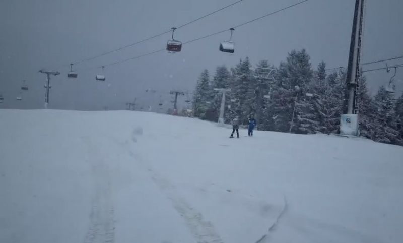 Și în stațiunea montană Straja, din Hunedoara ninge puternic