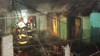 Un t&acirc;năr de 27 din Tutova, Vaslui, ar fi stropit cu combustibil bunurile din casă și apoi le-a dat foc.
