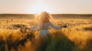 fata care aleargă prin lanul de grau