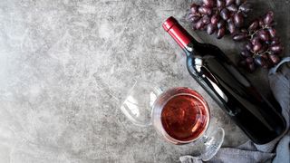 pahar cu vin si sticla