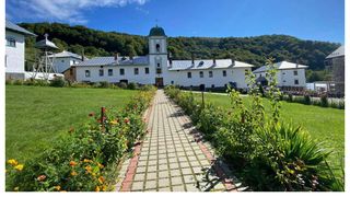 Ce pedeapsă a primit îngrijitorul de la Mănăstirea Frăsinei? Doi copii au trecut prin chinuri groaznice, după ce au fost abuzați