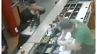 Moment teribil! Angajatul unui restaurant din București, atacat cu toporul de un client