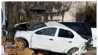 VIDEO: Accident teribil &icirc;n zi de sărbătoare! Două maşini au ajuns &icirc;n curtea bisericii, chiar &icirc;n timpul slujbei