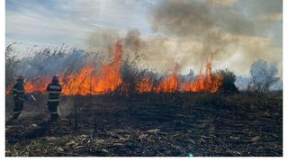 Incendiu &icirc;n Delta Dunării: Elicopterul SMURD intervine pentru salvarea a doi adulți și un copil