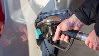 1 iulie aduce noi scumpiri! Cu c&acirc;t crește prețul motorinei?