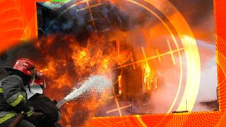 O clădire din centrul Capitalei a ars din temelii. Pompieri s-au luptat ore &icirc;n șir pentru a stinge flăcările