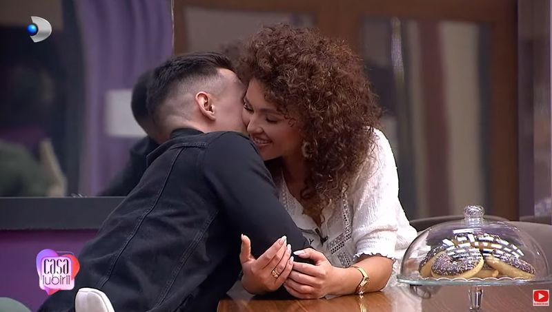Robert și Giuly au spart gheața. Primele săruturi în "Casa Iubirii"