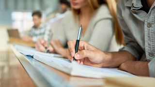 Scene șocante la o școală din Hunedoara! Un elev de 17 ani a fost prins cu o armă printre cărți