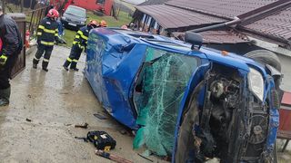 Accident grav &icirc;n Oniceni. Trei persoane sunt &icirc;ncarcerate