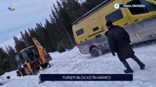 VIDEO-Turiști blocați în nămeți, în zona Pasul Tărtărău. Un adult și fiica sa, salvați de jandarmi