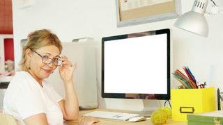 profesoara care corecteaza lucrari simulare bac