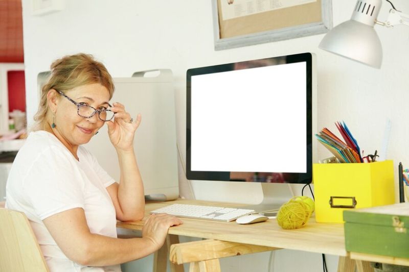 profesoara care corecteaza lucrari simulare bac