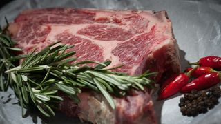 VIDEO - EXCLUSIV - Miliarde de euro cheltuite de România pentru importurile de carne. Din ce țări ne procurăm friptura?