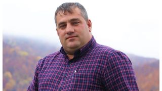 Cine este primarul care a luat leagăne și uși de la grădinița din comună și le-a instalat în propria pensiune?