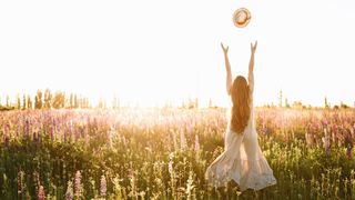 femeie care isi arunca palaria in aer