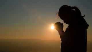 femeie care se roaga