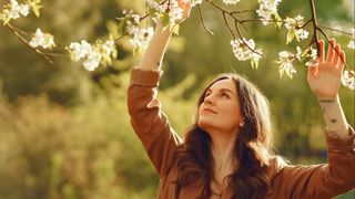 femeie relaxata primavara