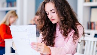 fata care se uita la rezultate simulare bac