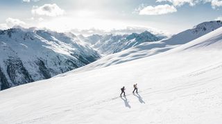 Zăpadă de 30 de centimetri la Poiana Brașov! Turiștii pot schia &icirc;n condiții bune