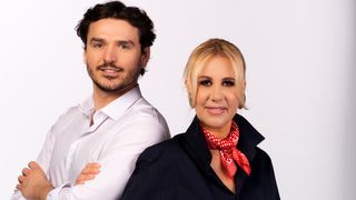 Cornelia Ionescu şi Alex Nedelcu aduc cele mai proaspete informaţii din culisele reality show-ului “Insula de 1 milion”, difuzat de Kanal D
