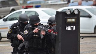 Atac armat &icirc;n Rom&acirc;nia, l&acirc;ngă București. "Trei persoane au tras cu puști și pistoale &icirc;ntr-o mașină"