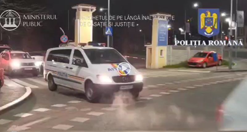 Mascații au luat cu asalt casele suspecților