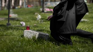 barbat la mormant in sambata mortilor