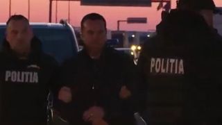 Primele imagini cu fugarul Cătălin Cherecheș, adus sub escortă &icirc;n Rom&acirc;nia. Detaliul uimitor din scena predării sale