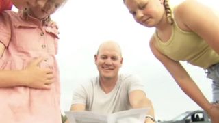 Tatăl &icirc;i &icirc;nvață pe copii secretele afacerilor imobiliare