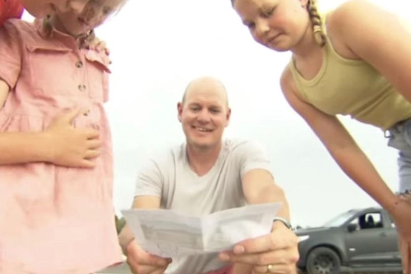 Tatăl îi învață pe copii secretele afacerilor imobiliare