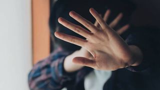 femeie care se apăra