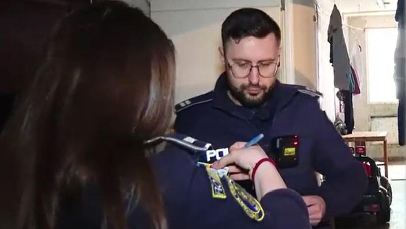 Poliția neputincioasă după ce o femeie a găsit o altă familie în casa ei.