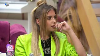 Ștefania refuză provocarea de a &icirc;mbrățișa alt băiat