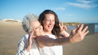 Ce este "generația sandwich". Va trece printr-un șoc când "decrețeii" încep să iasă la pensie