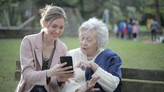 Ce este "generația sandwich". Va trece printr-un șoc când "decrețeii" încep să iasă la pensie