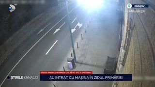 VIDEO-Caz șocant &icirc;n Brașov! Patru tineri au ajuns la spital, după ce mașina &icirc;n care se aflau a intrat &icirc;n zidul primăriei
