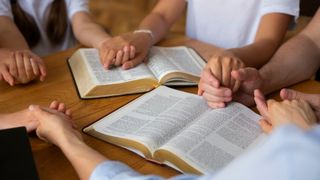 oameni care citesc acatistul maicii domnului de buna vestire