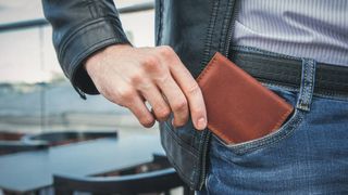 barbat care scoate bani din portofel