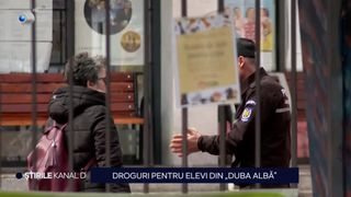 VIDEO- Substanțe psihoactive pentru elevi, din &bdquo;duba albă&rdquo;, oferite gratis sub formă de bomboane.  ,,Astea sunt timpurile &icirc;n care trăim!&rdquo;