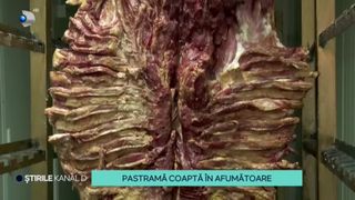 VIDEO-Pastramă coaptă &icirc;n afumătoare. C&acirc;t c&acirc;ntărește bucata rumenă  și la ce preț ajunge