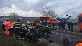 Mașină spulberată de TIR, la Pașcani. Cine sunt cei doi soți care și-au pierdut viața